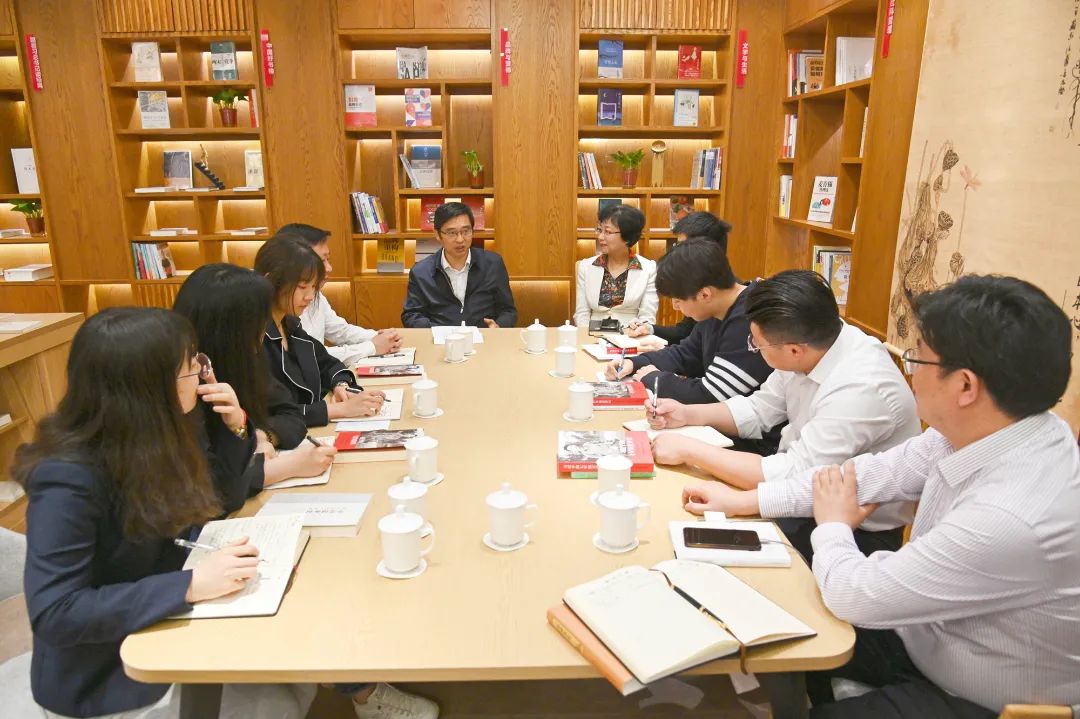 蘇鹽集團黨委舉行青年讀書活動暨“書研學社”揭牌儀式