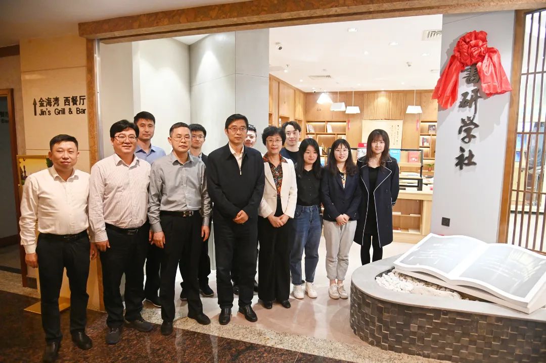 蘇鹽集團黨委舉行青年讀書活動暨“書研學社”揭牌儀式