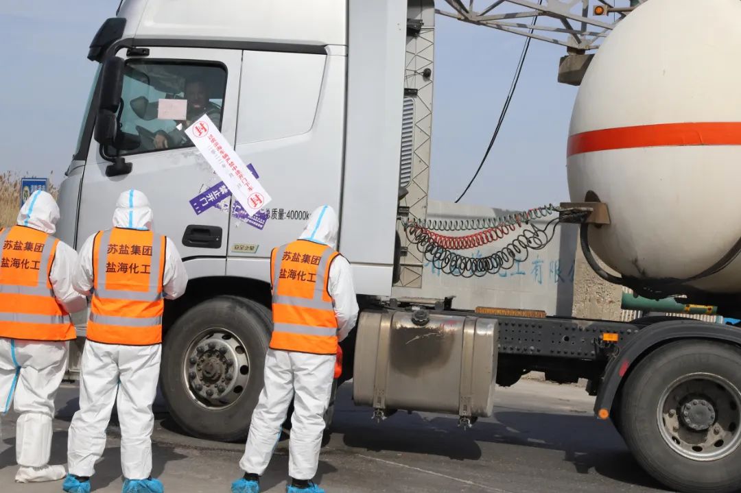 鹽?;す矩h員先鋒隊“疫”往無前 書寫責任擔當 鹽海化工公司丨黨員先鋒隊“疫”往無前 書寫責任擔當